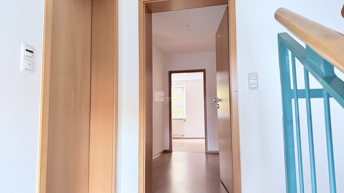 Aus dem Treppenhaus in die Wohnung sehend - 