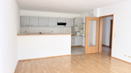 Im Wohnzimmer mit Küche und Einbauküche - 