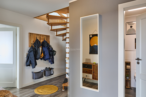 Eine grosse Diele - Wohnen wie im eigenen Haus: Lichtdurchflutete Maisonette mit USP und 180°-Schwerin-Panorama