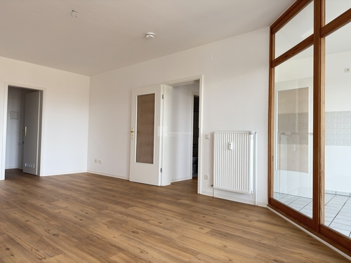 Hinter dem Wohnzimmer mit Stauraum - 