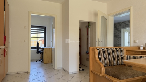 Aus der Küche ins Büro zur garage, in den Abstellraum oder zur Diele - 