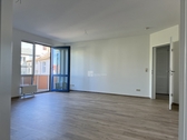 im Wohnzimmer - Schelfstadt am Pfaffenteich: 3-Zimmer-Wohnung mit Balkon, Fahrstuhl und Tiefgaragenstellplatz