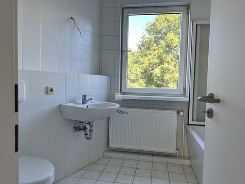 Badezimmer mit Waschmaschinenstellplatz - 
