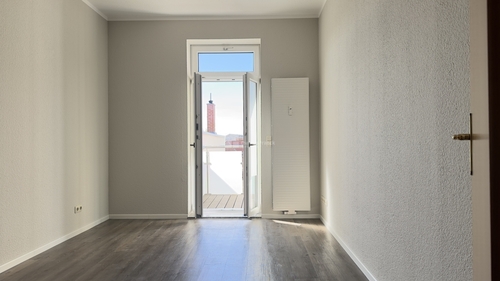 Durchs Schlafzimmer zum Balkon - 2 Zimmer Etagenwohnung in Schwerin