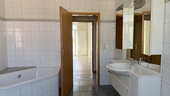 Im Badezimmer mit Eckwanne für die langen Tage - 