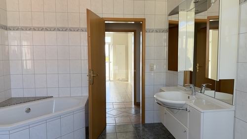 Im Badezimmer mit Eckwanne für die langen Tage - 