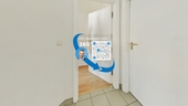 Im Treppenhaus an der Wohnungseingangstür - 