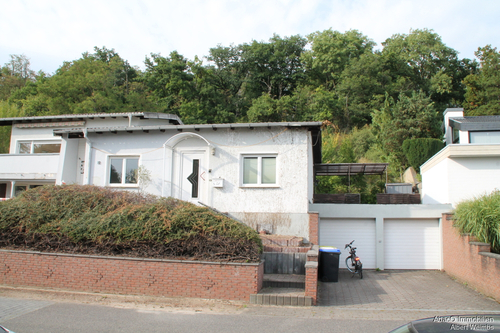 Straßenansicht Eingang Hauptwohnung - Haus: 2 Wohnungen, 2 Eingänge, 2 Terrassen. Platz für 2 Generationen!