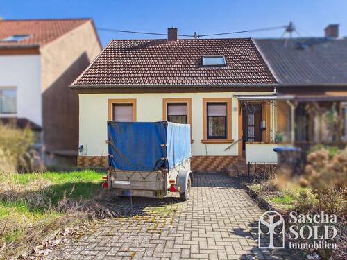 Straßenseite - Kleines Handwerkerhaus in Elversberg mit Garten, Terrasse, Stellplatz & beheiztem Partyraum