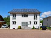 Außenansicht - Großzügiges und hochwertiges Familiendomizil mit Kamin, Garten und moderner Energietechnik