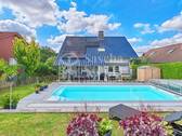 Rückseite - Freistehendes Einfamilienhaus mit Pool, Sauna und PV-Anlage - Viel Platz & Komfort in ruhiger Lage