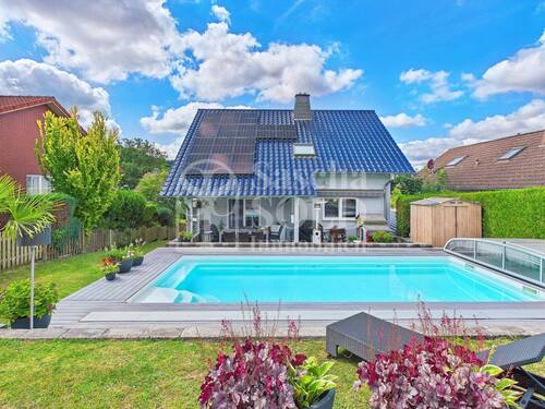 Rückseite - Freistehendes Einfamilienhaus mit Pool, Sauna und PV-Anlage - Viel Platz & Komfort in ruhiger Lage