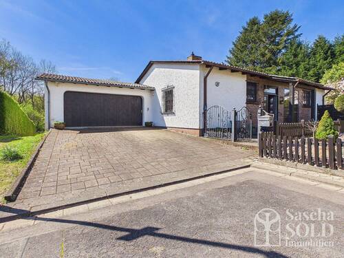 Außenansicht - Großzügige Liegenschaft in ruhiger Waldrandlage - Pool, Sauna, Wintergarten, Balkon u. Doppelgarage