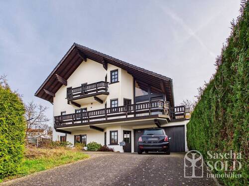 Gebäudeansicht - Freistehendes Einfamilienhaus mit Einliegerwohnung auf weitläufigem Grundstück mit Panoramablick