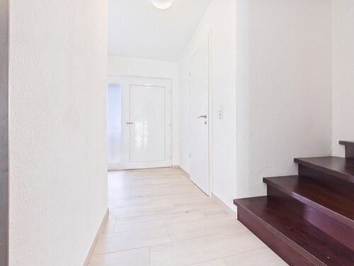 Flur Erdgeschoss - 7 Zimmer Reihenmittelhaus in Frankfurt am Main / Kalbach