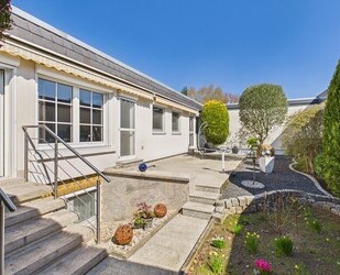 Einzigartiger Atrium-Bungalow in Maintal-Bischofsheim mit EBK, Traumgarten und Garage - Maintal / Bischofsheim