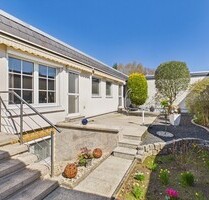 Einzigartiger Atrium-Bungalow in Maintal-Bischofsheim mit EBK, Traumgarten und Garage - Maintal / Bischofsheim