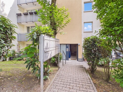 Außenansicht Gehweg - Sanierte 2-Zimmer-Eigentumswohnung mit Terrasse in Königstein