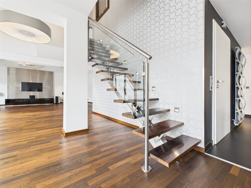 Treppenaufgang - Hochwertige Maisonettewohnung mit Wellnessbereich und moderner Einbauküche – provisionsfrei