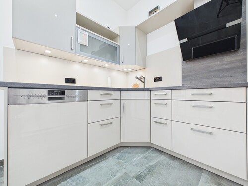 Küche - Hochwertige 2-Zimmer-Wohnung mit Balkon, moderner Einbauküche und Stellplatz in Hanau