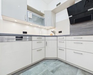 Hochwertige 2-Zimmer-Wohnung mit Balkon, moderner Einbauküche und Stellplatz in Hanau