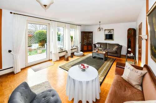 Wohnzimmer - 4 Zimmer Doppelhaushälfte zum Kaufen in Baden-Württemberg - Freiberg am Neckar