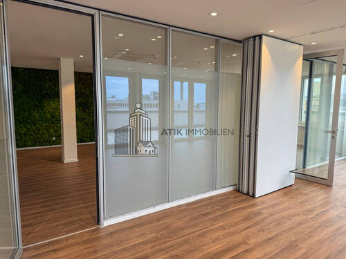 Vollverglasung im Besprechungszimmer mit integriertem elektrochromen Glas, das sich per Knopfdruck milchig schaltet und als Sichtschutz dient - 