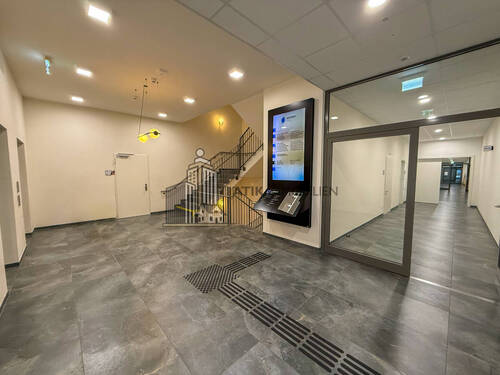 Repräsentativer Eingangsbereich mit Mietertafeln - 