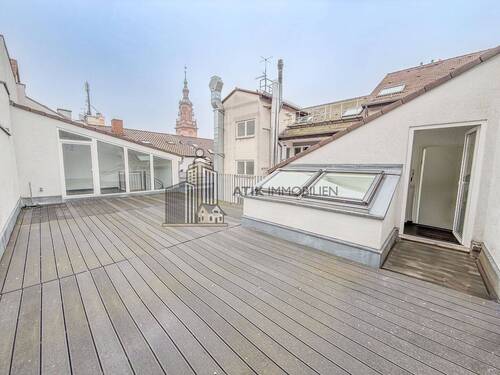 Dachterrasse - ATIK: Helle 7-Zimmer-Whg direkt am Marktplatz, ideal für WG-Nutzung, nur wenige Minuten von der Uni