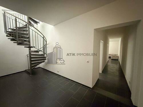 Flur/Wendeltreppe - 7 Zimmer Etagenwohnung in Mannheim