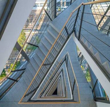 frei auskragende verglaste Treppenhäuser - 