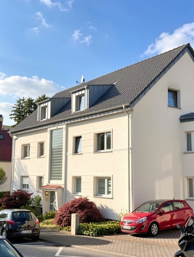 Hausansicht von Vorne - Modernisierte 3-Zimmer-Wohnung mit neuem Südwestbalkon in grüner Lage