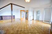 Wohnzimmer_Ansicht2 - 5 Zimmer Etagenwohnung in Altrip