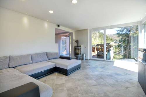 Wohnzimmer_Ansicht_mit_Ausblick - 7 Zimmer Zweifamilienhaus zum Kaufen in Hirschhorn (Neckar)