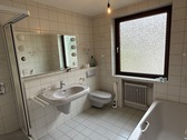 Vollbad mit Dusche und Fenster - 