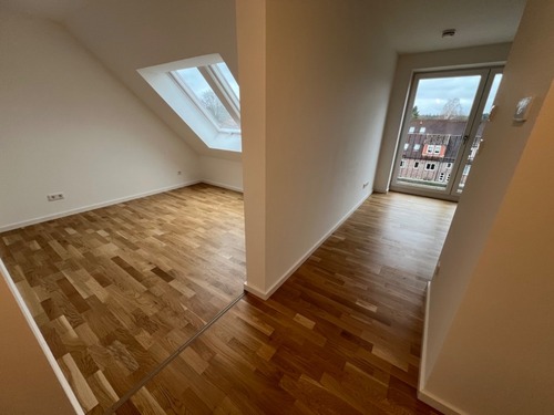 Wohnbereich / Essbereich - 2 Zimmer Dachgeschoßwohnung zur Miete in Hamburg