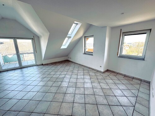 Wohnzimmer - 4 Zimmer Dachgeschoßwohnung in Rodgau