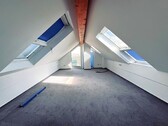 helles Studio durch großflächige Fenster - 