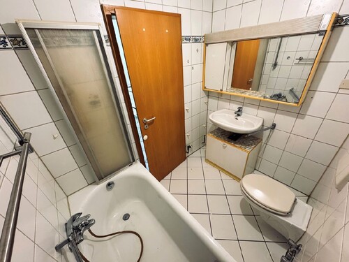 Badezimmer mit Wanne - 