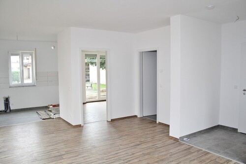 zum Schlafzimmer + Bad - 