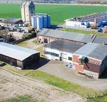 HALLENKOMPLEX MIT FREIFLÄCHEN UND WIESE - Ilsede