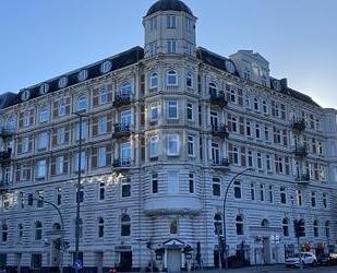 MIT BLICK AUF DIE HISTORISCHE LAEISZHALLE - Hamburg