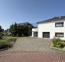 MODERNISIERT MIT GROßEM GRUNDSTÜCK - Felsberg