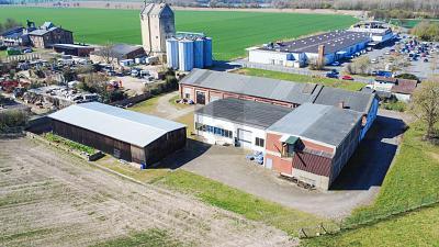 Foto - HALLENKOMPLEX MIT FREIFLÄCHEN UND WIESE