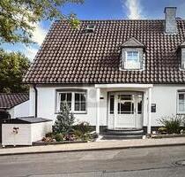 LUXURIÖSES TRAUMHAUS MIT POOL - 1.100.000,00&nbsp;EUR Kaufpreis, ca.&nbsp; 240,00&nbsp;m&sup2;&nbsp;Wohnfl&auml;che in Essen (PLZ: 45136)