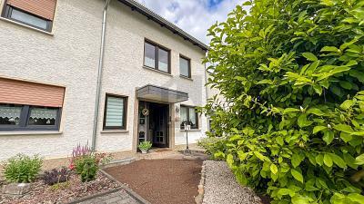 Foto - FAMILIENHAUS MIT DG-WOHNUNG & DOPPELGARAGE