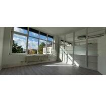 EXKLUSIVES UND FORTSCHRITTLICHES ARBEITEN - Berlin-Plänterwald