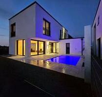 VERMIETUNG - MODENER LUXUS MIT POOL UND AUSBLICK - Poing