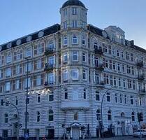 MIT BLICK AUF DIE HISTORISCHE LAEISZHALLE - Hamburg
