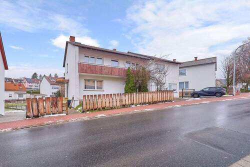 Aussen_Haus-Ansicht Str l - Sanierungsobjekt mit 829 m² Grundstück, 3 Garagen & flexiblem Nutzungskonzept